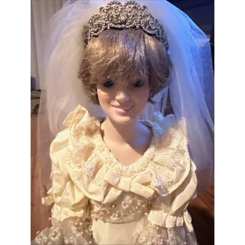 Princess Diana Porcelain Doll Wedding‎ Gown Veil Collectible Display